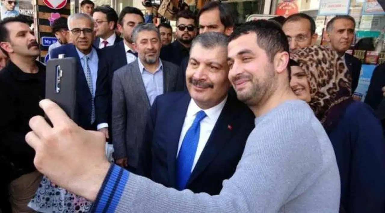 Fahrettin Koca'dan kısıtlama açıklaması: 'Ben tokalaşmaya başladım bile'