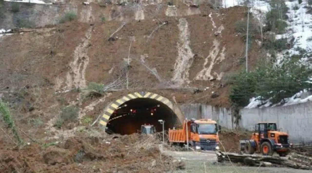 Heyelan nedeniyle kapanan Bolu Dağı Tüneli ulaşıma açılıyor