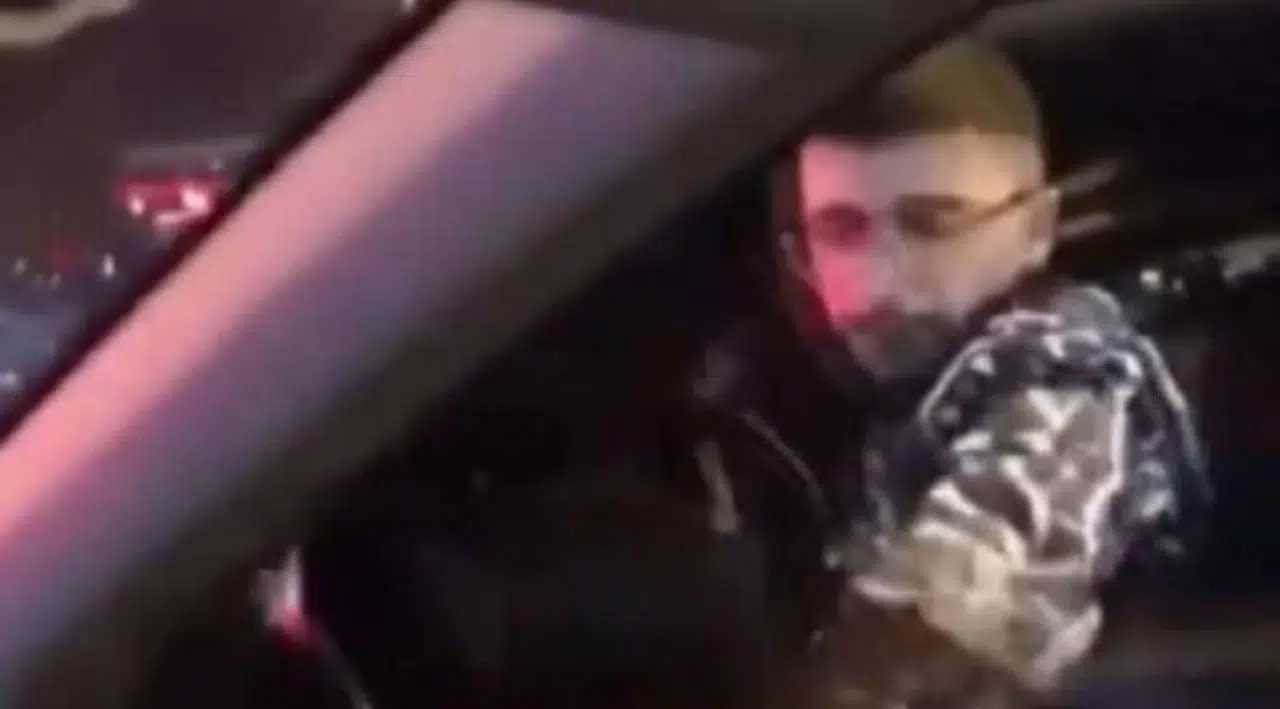 İçinde çocuk bulunan otomobilin aynasını kıran sürücü gözaltına alındı