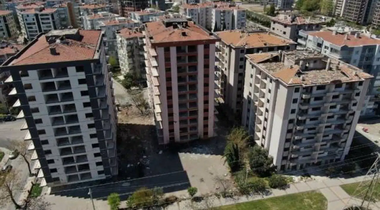 İzmir'de tehlikeli tablo: Ağır hasarlı 122 bina hâlâ yıkılmadı