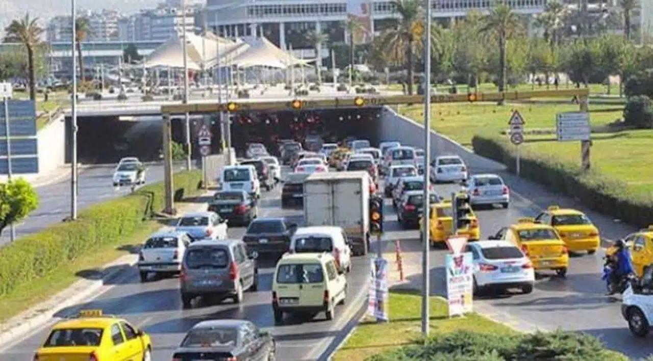 İzmir'de trafiğe kayıtlı araç sayısı Mart ayı sonu itibarıyla 1 milyon 587 bin 185 oldu