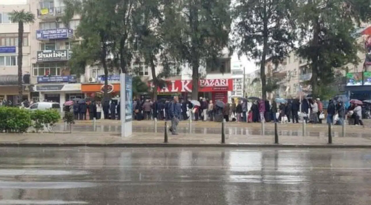 İzmir'de yağmur altında ekmek kuyruğu