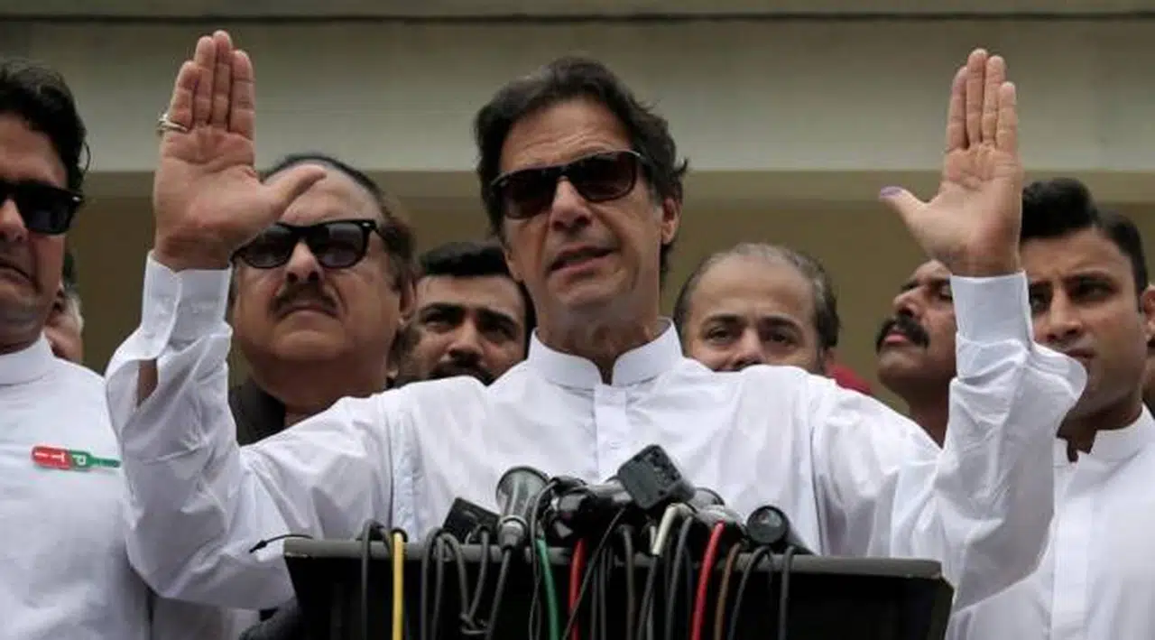 Pakistan'da hükümet krizi başladı