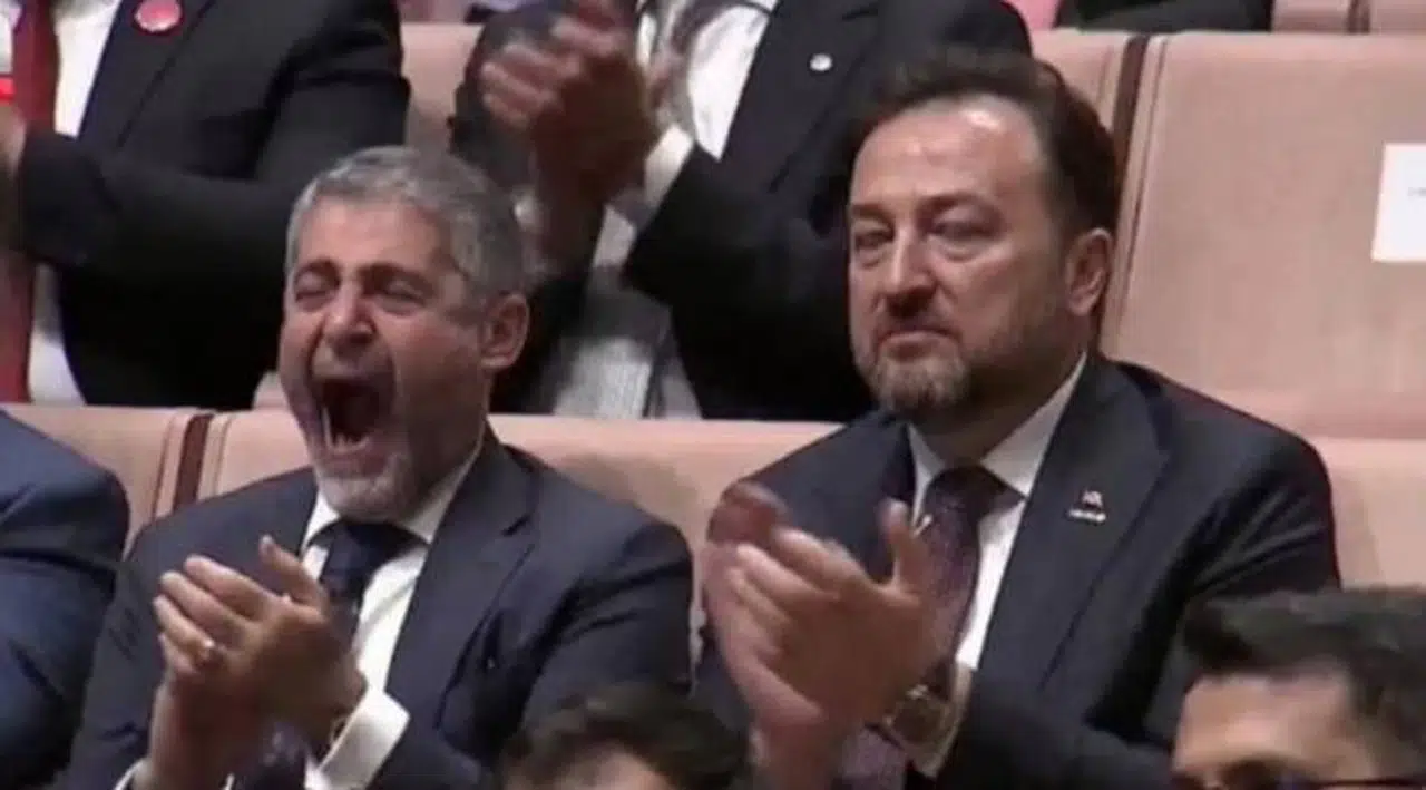 Bakan Nebati, Erdoğan'ı hem alkışladı hem esnedi
