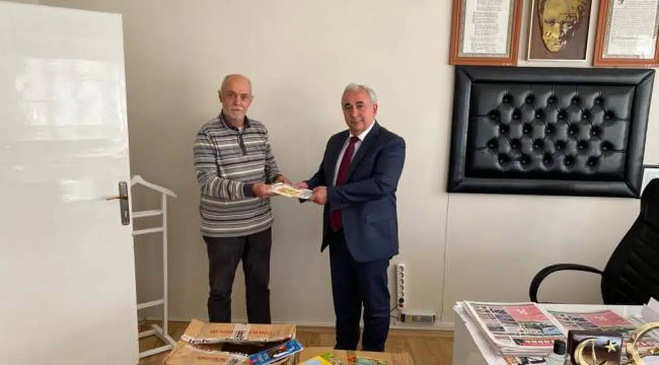 Bostanlıspor’dan Karşıyaka Halk Eğitime kitap bağışı
