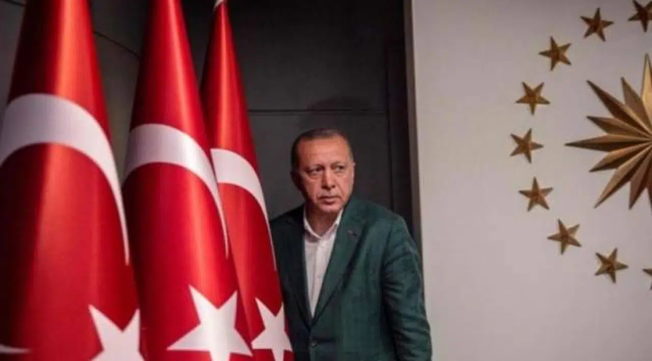 İktidara yakın gazete 'ekonomi ve mülteciler iktidarı zorluyor' dedi, AKP'nin oy oranını açıkladı