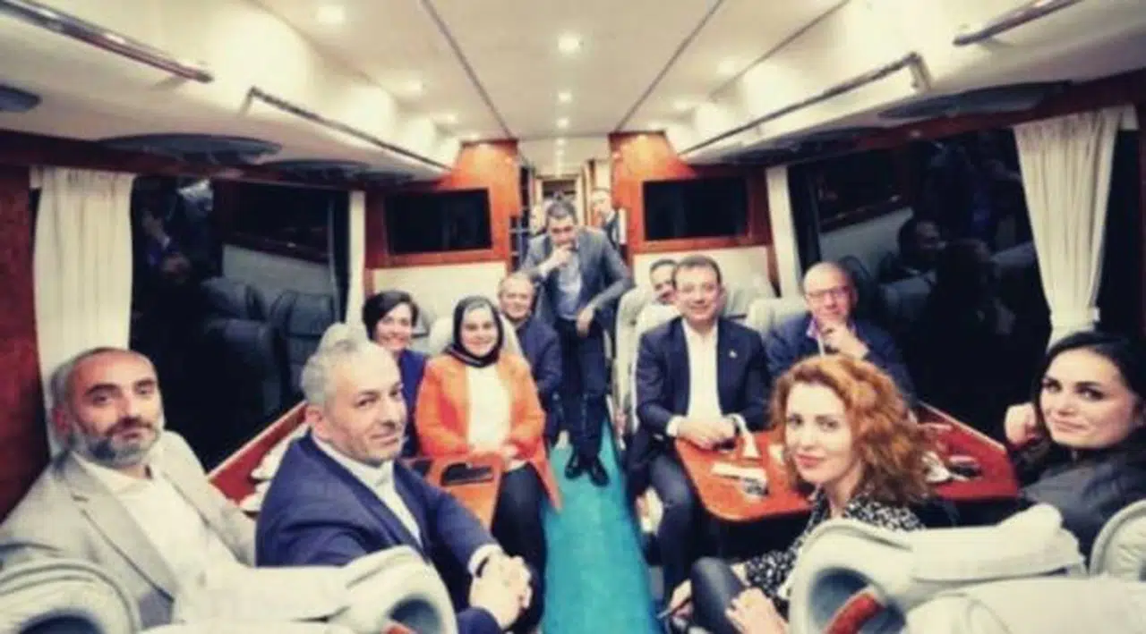 İmamoğlu'nun gezisini takip eden muhabir yazdı: VIP minibüse kimler alındı, kimler alınmadı?