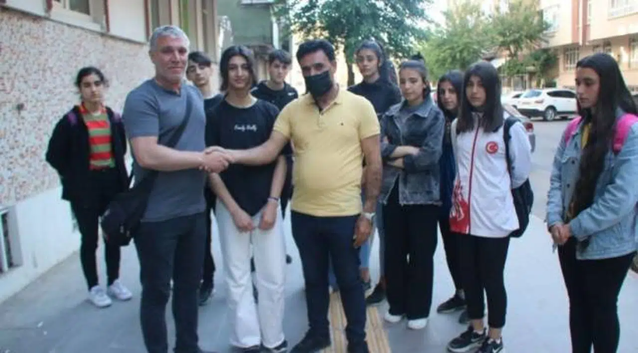 Kendisine tokat atan antrenörle birlikte açıklama yapan sporcu: 'Tokat atmasını isteyen bendim'
