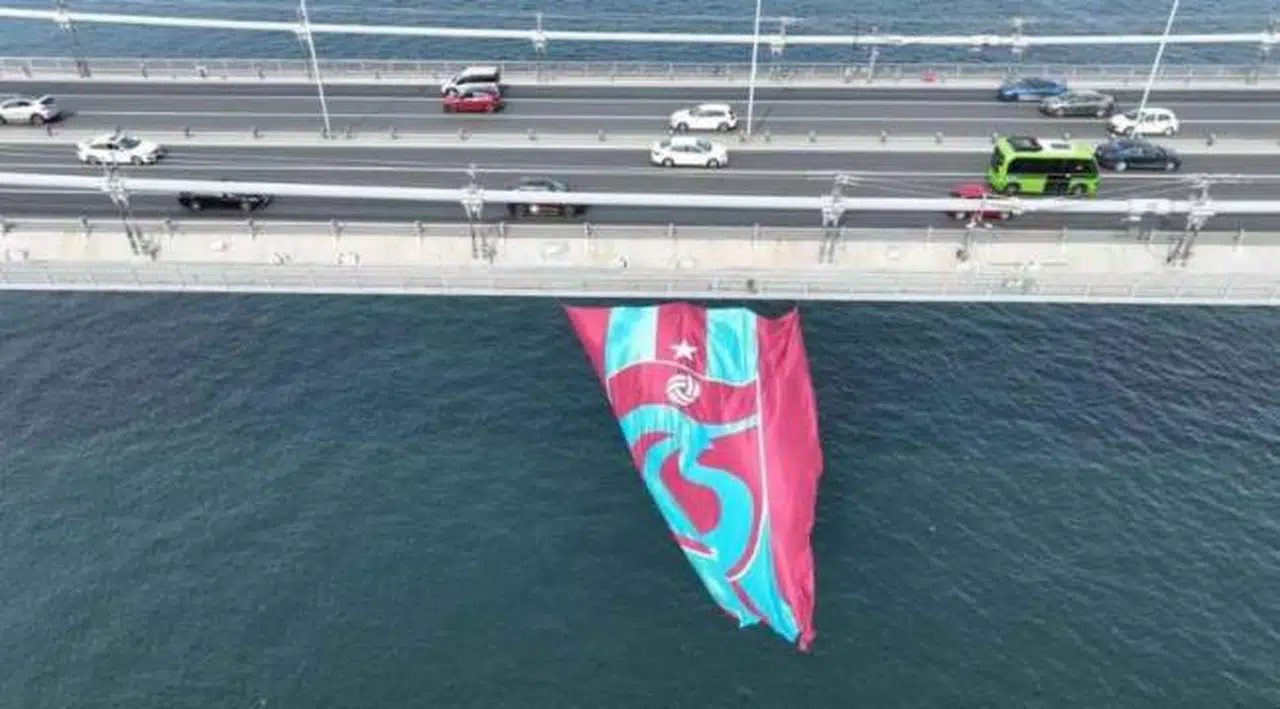 Trabzonspor, köprüye asılan bayrağın parçalarını satışa sundu