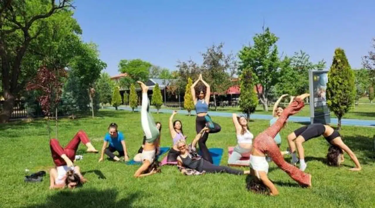 Türk Dünyası Kültür Vakfı'ndan parkta yoga yasağı açıklaması: Önceden izin alınmalı