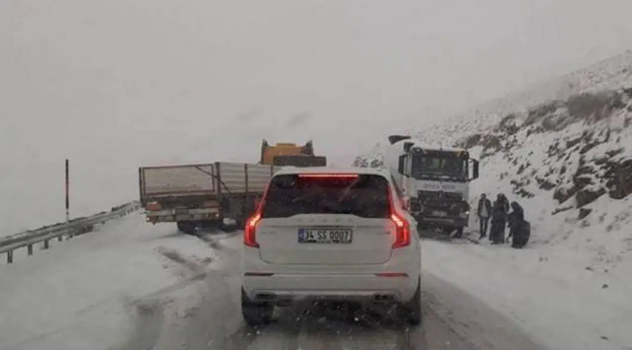 Van'da Mayıs ayı kar yağışı: Araçlar yolda kaldı