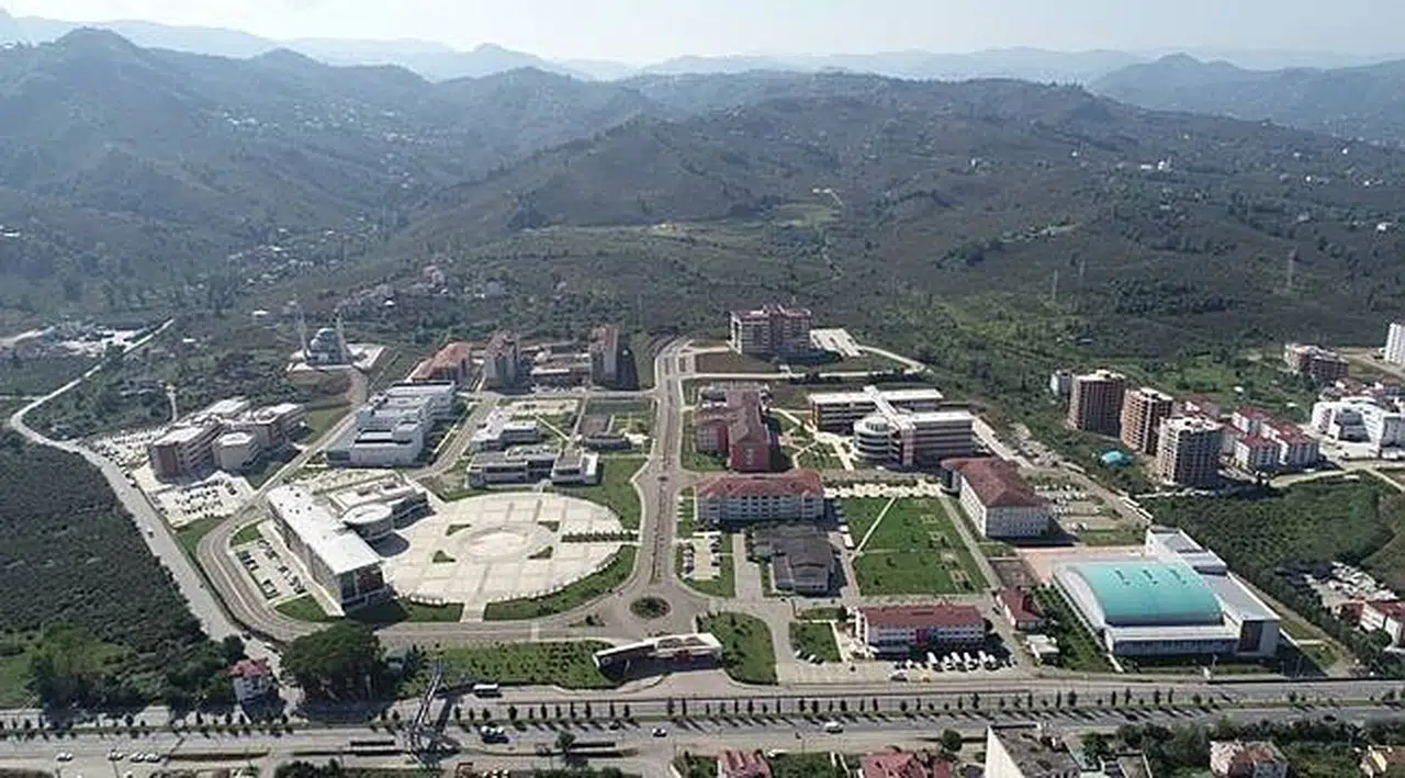 Akademisyenler ve ailelerini taşıyan midibüs devrildi