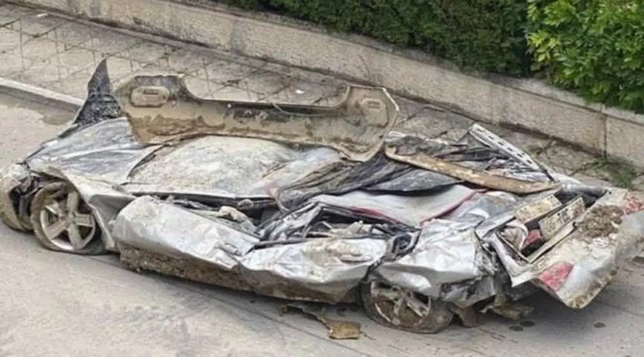 Ankara'da selin yıktığı duvarın altında kalan otomobil kağıda döndü