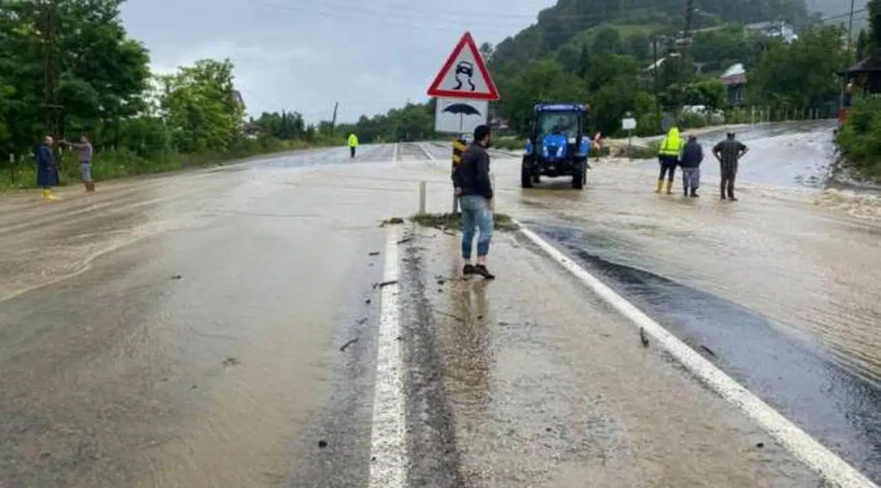 Bartın'da karayolunda taşkın yaşandı, ev ve işyerlerini su bastı
