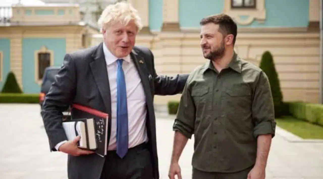 Boris Johnson: Ülkesinden ayrılması gerekirse Zelenskiy'i ağırlamaktan onur duyarız