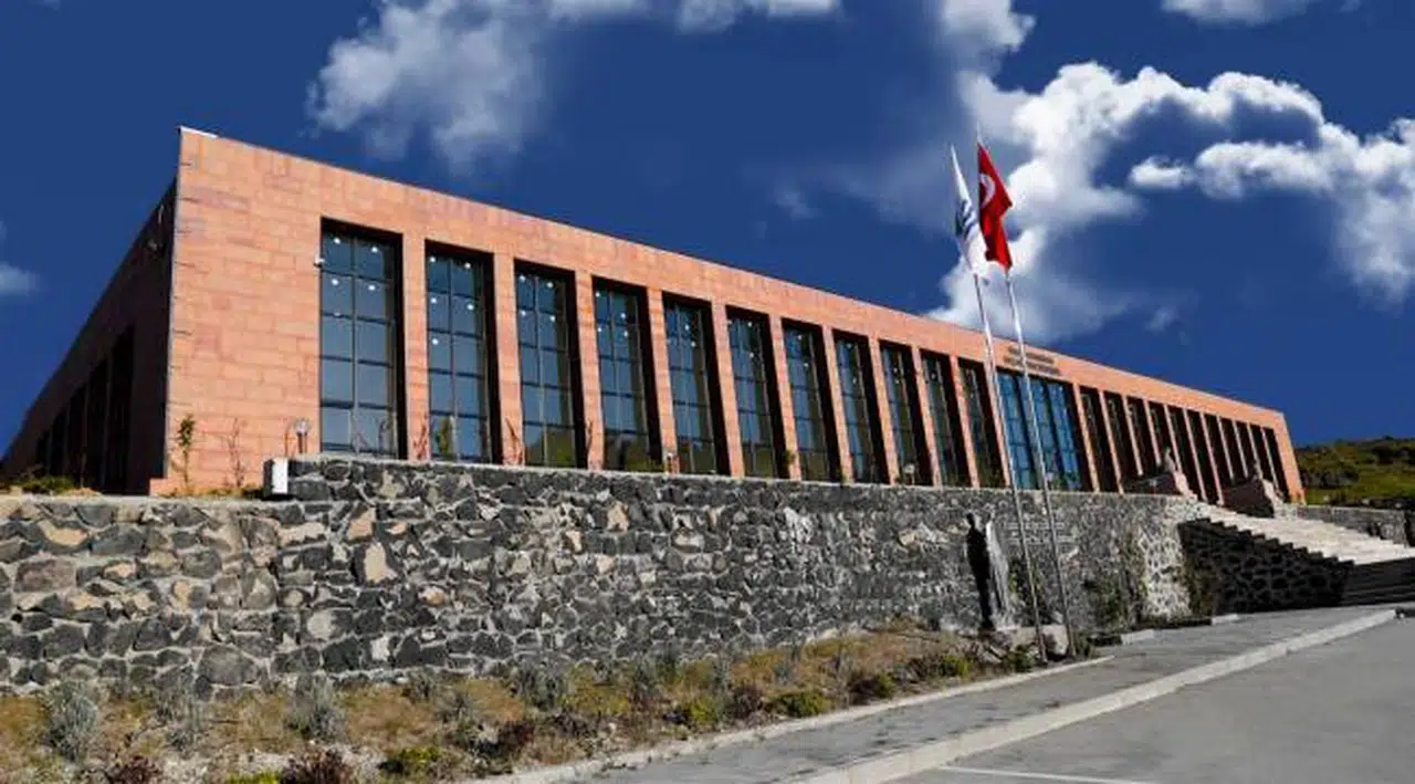 FOÇA BELEDİYESİNDE  15 GÜN ARAYLA İKİ BAŞKAN YARDIMCISI GÖREVİNDEN AYRILDI
