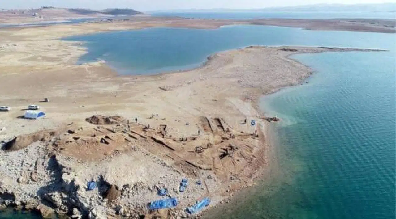 Irak'ta kuraklık nedeniyle 3400 yıllık antik kent ortaya çıktı