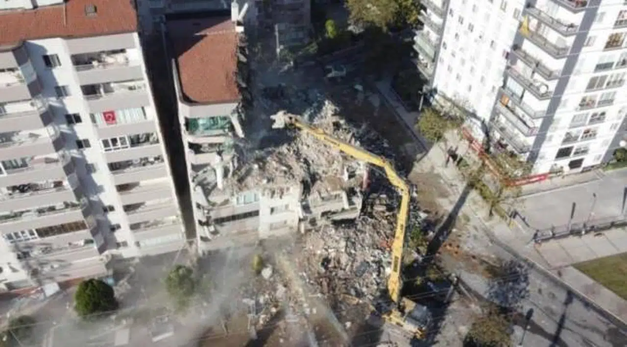 İzmir depreminde 11 kişinin öldüğü Yılmaz Erbek Apartmanı davasında beş sanığa ceza