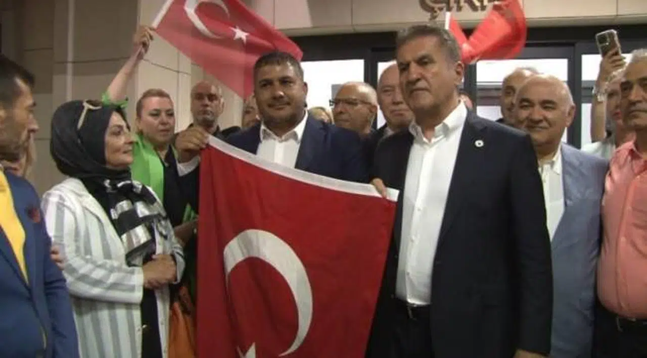 Sarıgül: Yunanistan parlamentosu önünde korkmadan bayrağımızı açtık
