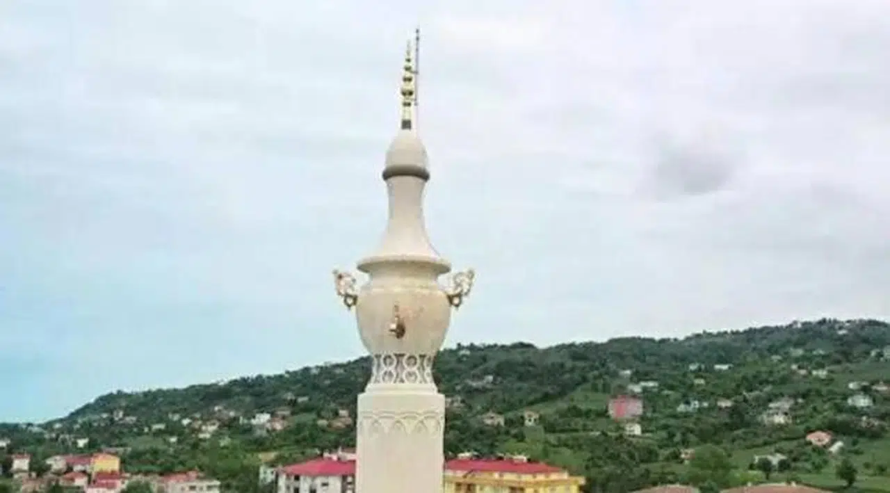 Yapımı 35 yıldır devam eden 'semaver' minareli cami
