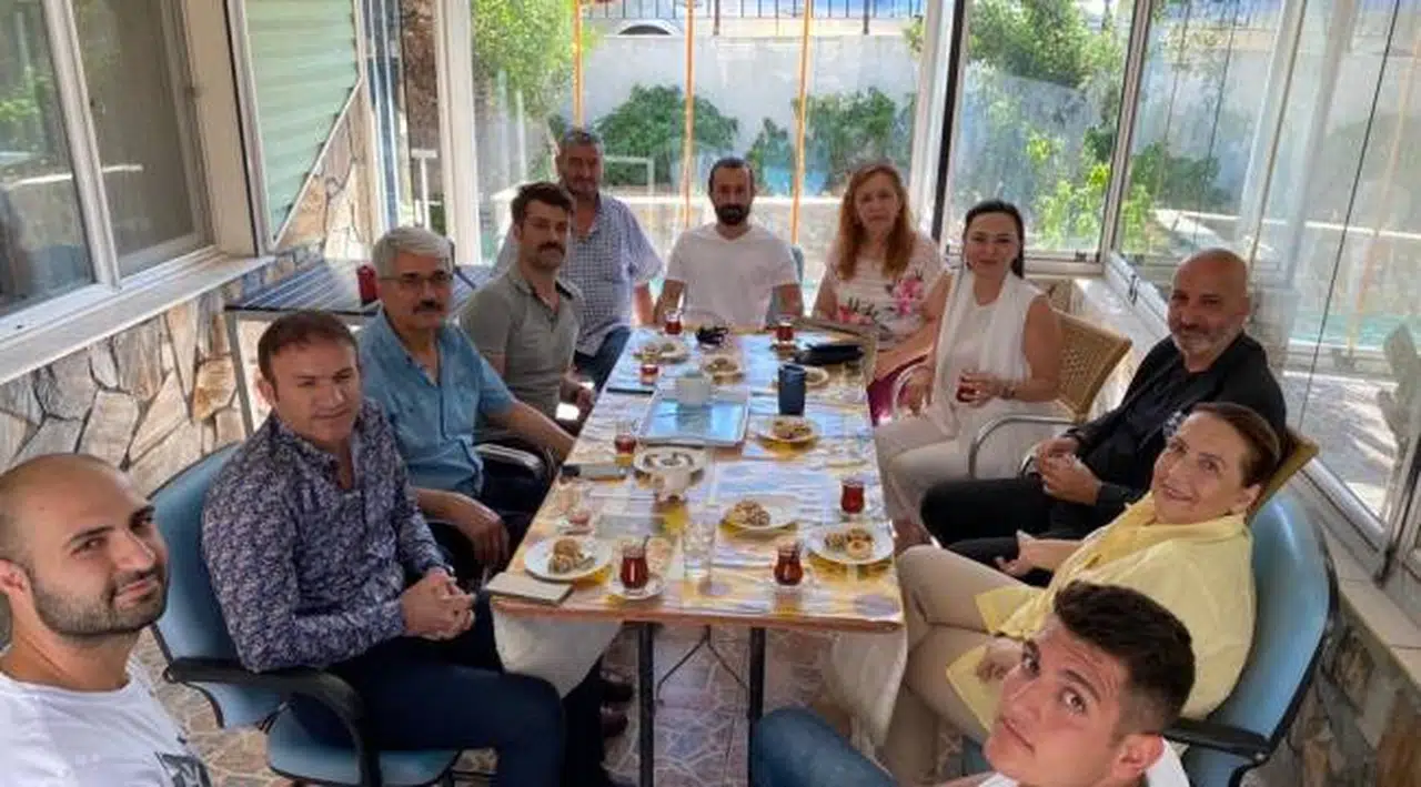AK Parti İzmir’den eş zamanlı ‘Gönül Kapısı’ ziyareti