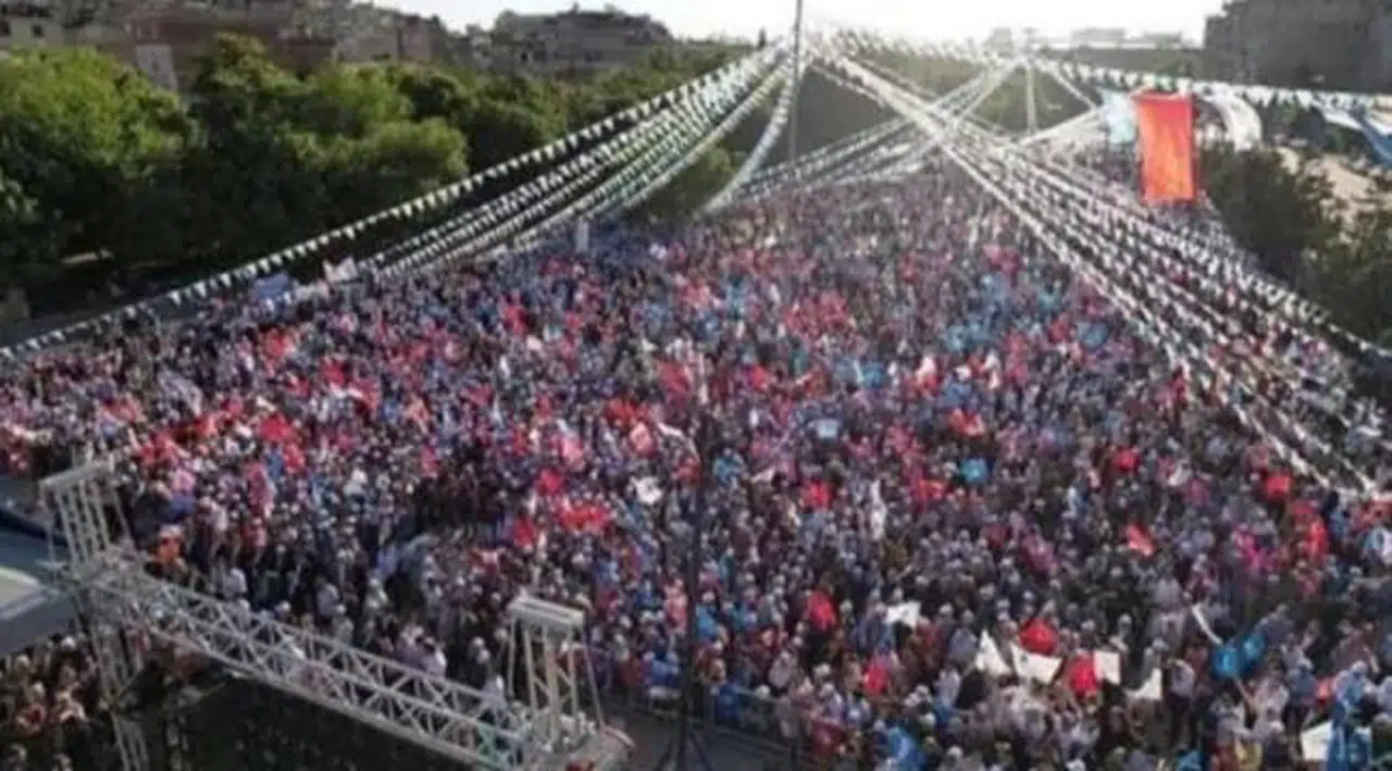 AKP ilçe başkanlığı Deva Partisi'nin miting fotoğrafını kullandı