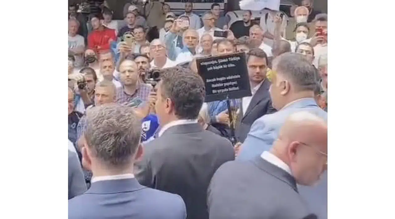 Ali Babacan halka prompterdan seslendi
