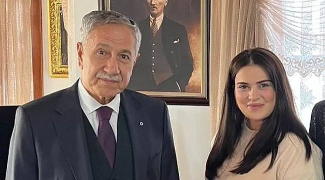 Bülent Arınç'ın yeğeni partisini seçti, rozetini taktı