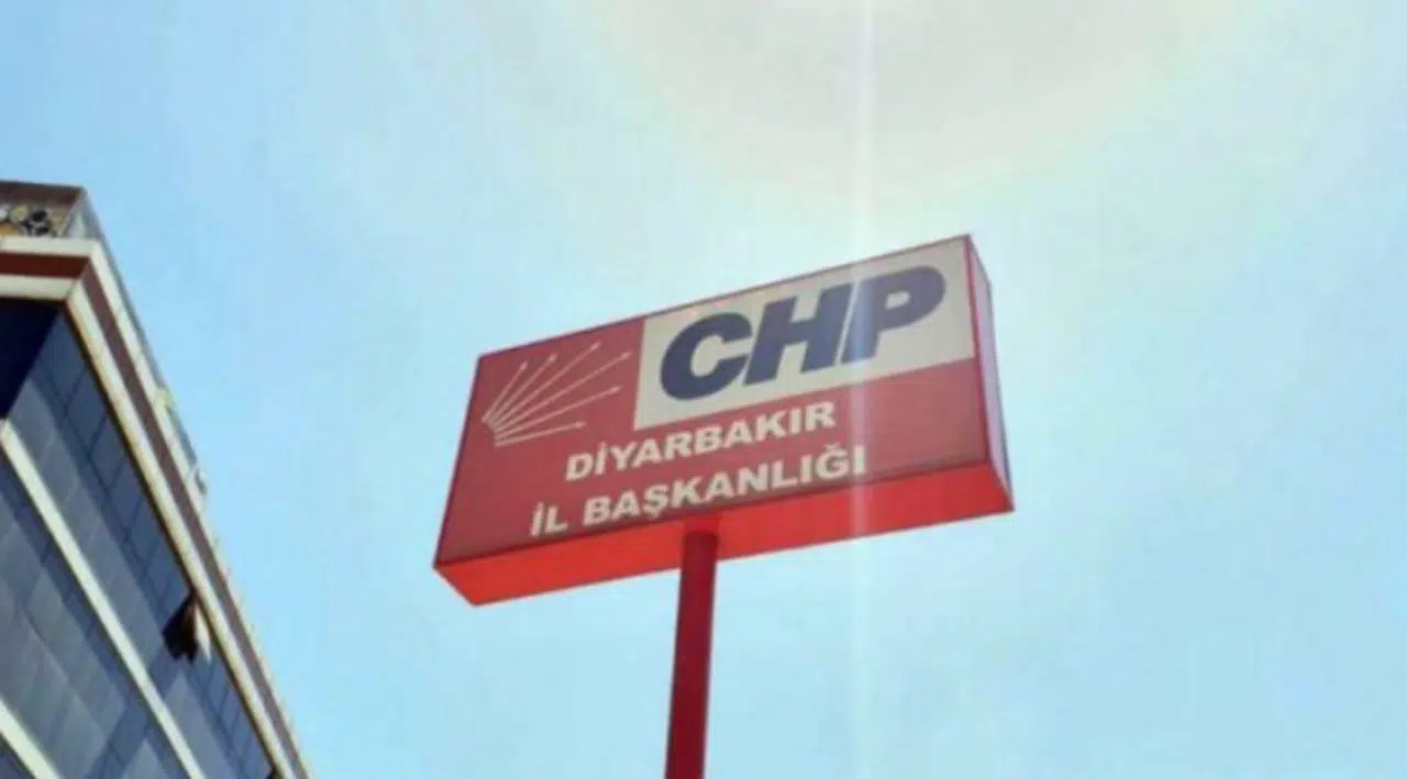 Diyarbakır CHP'de kayyum heyet polis eşliğinde görevi devraldı