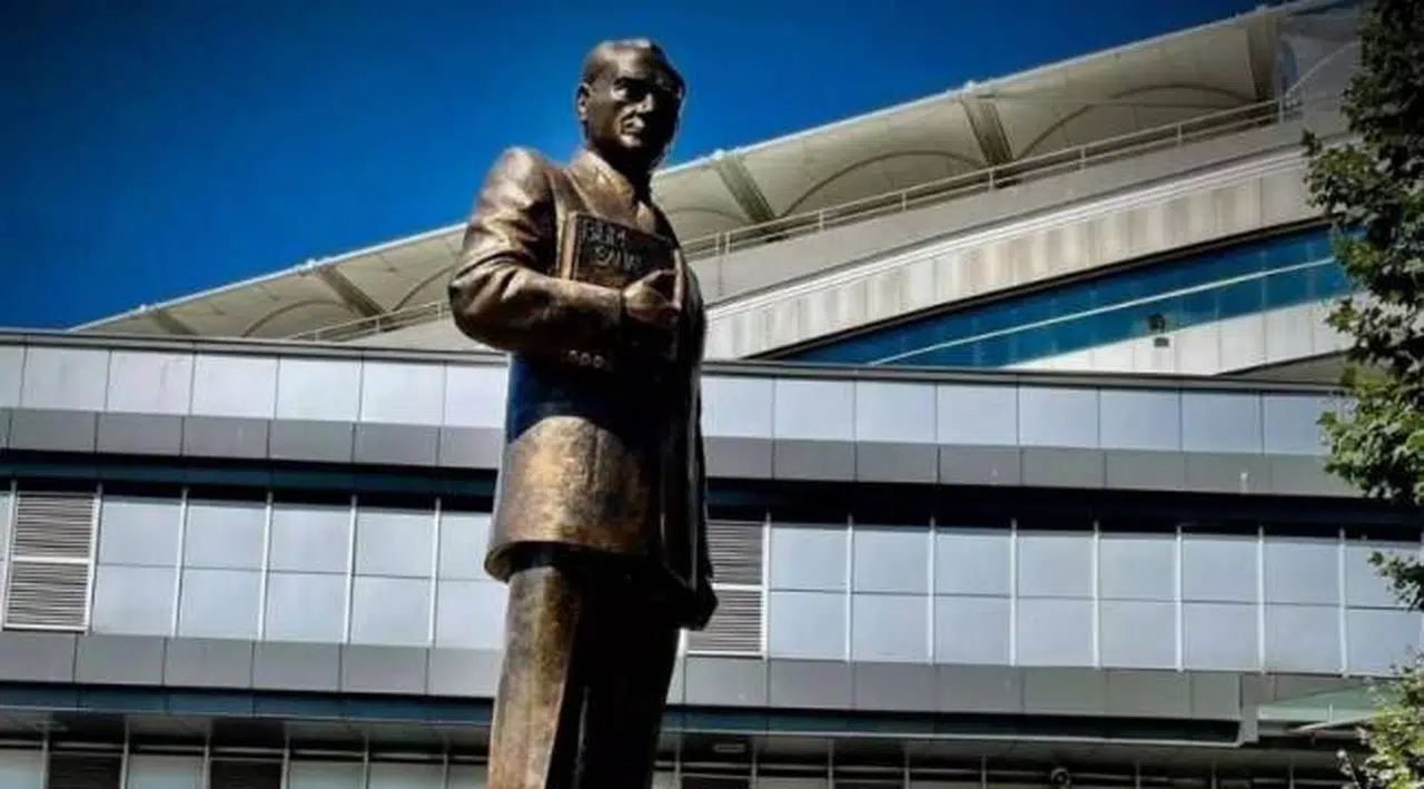 Fenerbahçe, stadın önüne Atatürk heykeli dikti