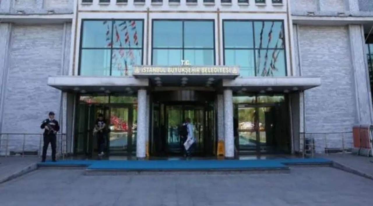 İBB'de işten çıkarılan işçiler oturma eylemine başlıyor