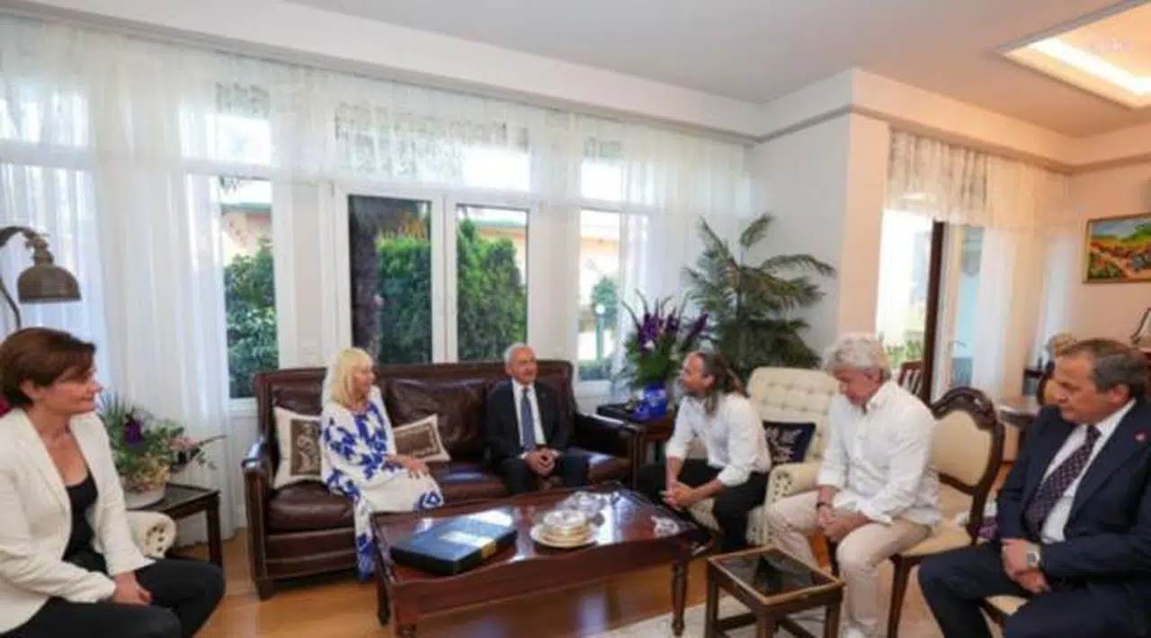 Kılıçdaroğlu'ndan Cüneyt Arkın'ın ailesine ziyaret