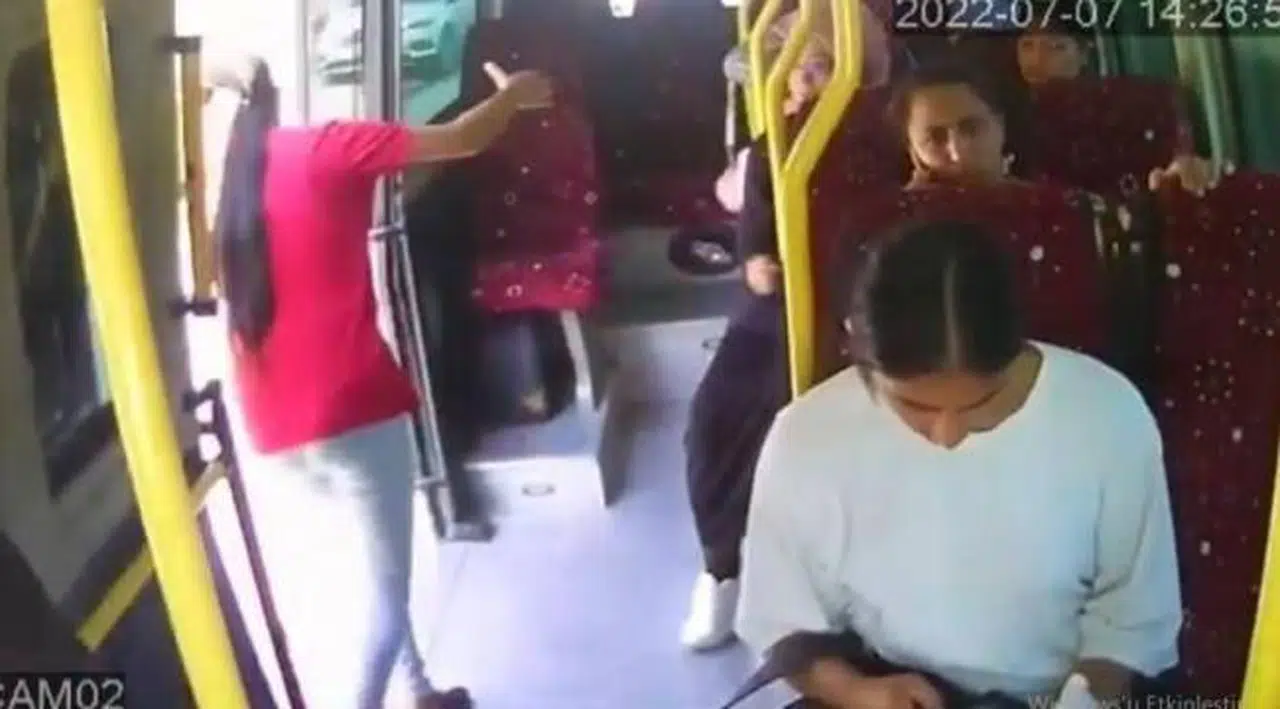 Minibüsün açık kalan kapısından düşen kadın hayatını kaybetti