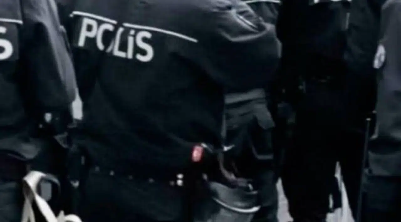 Polis adliye koridorunda avukata kafa attı