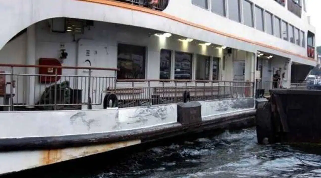 Şehir hatları vapuru iskeleye çarptı: 3 kişi yaralandı