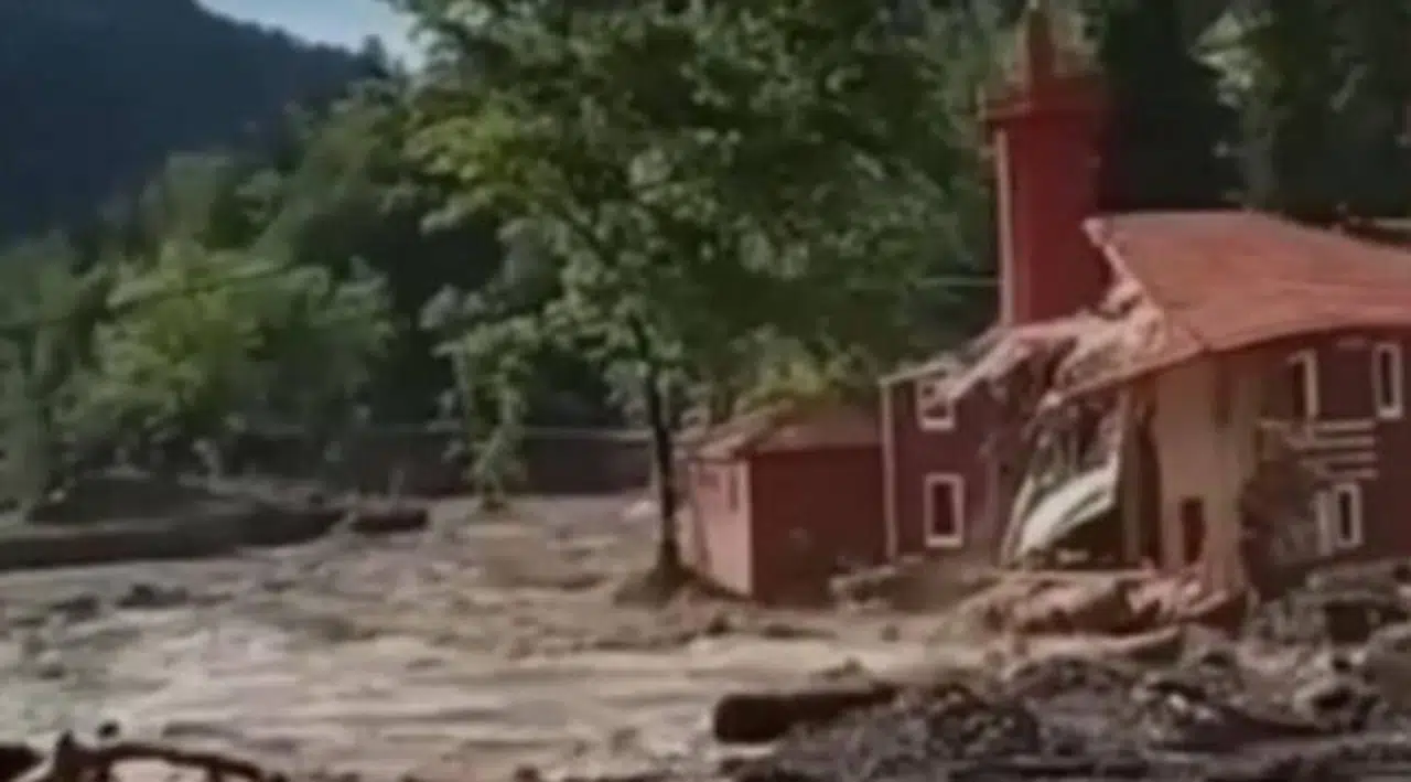 Selde yıkılan caminin yenisi aynı yere yapıldı, yine yıkıldı
