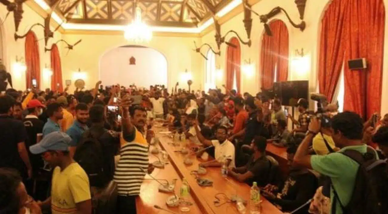 Sri Lanka'da halk sarayı terk etmiyor: 'Böyle bir lüks içinde yaşayanlar halkı anlamaz'