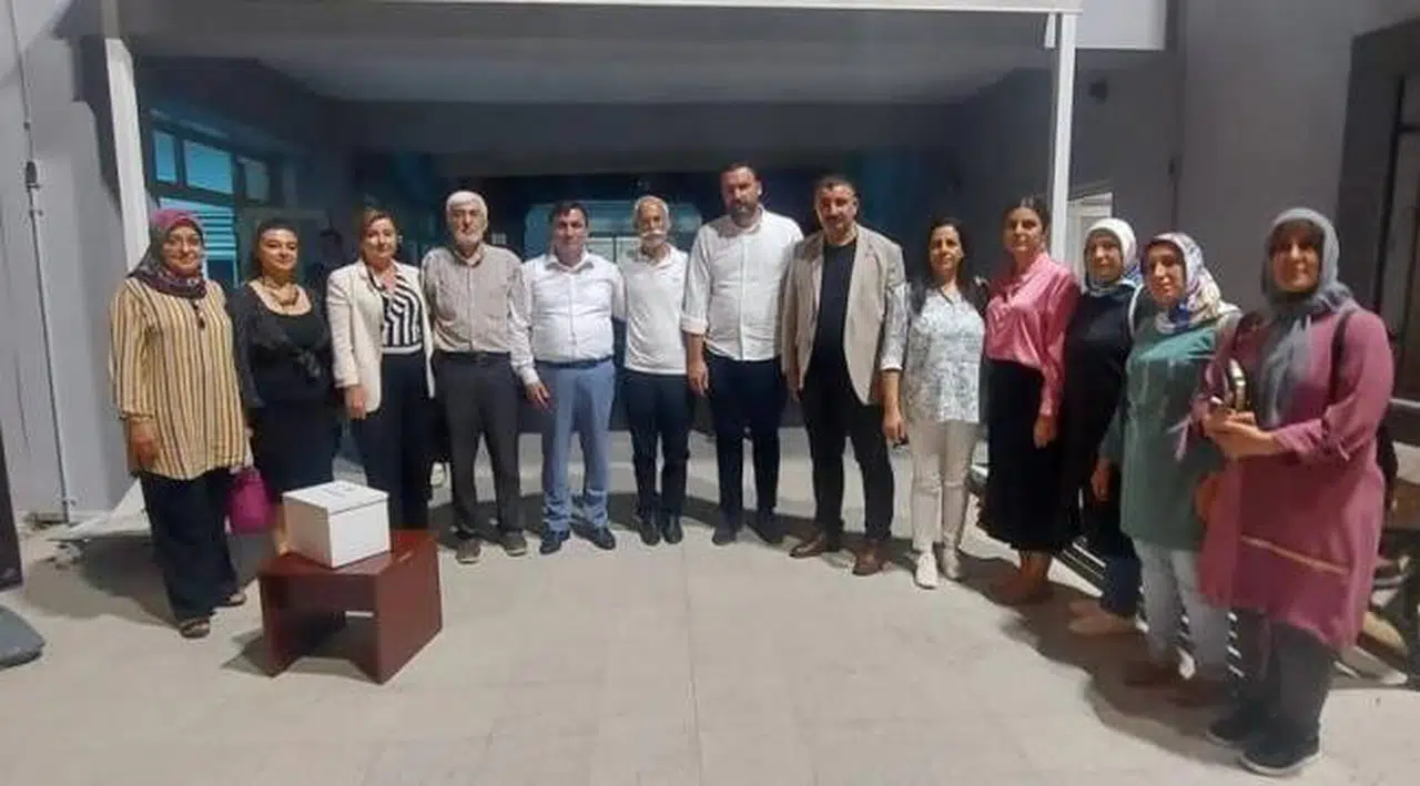 AK Parti İzmir ailesi, Cemevi’nde vatandaşlarla oruç açtı
