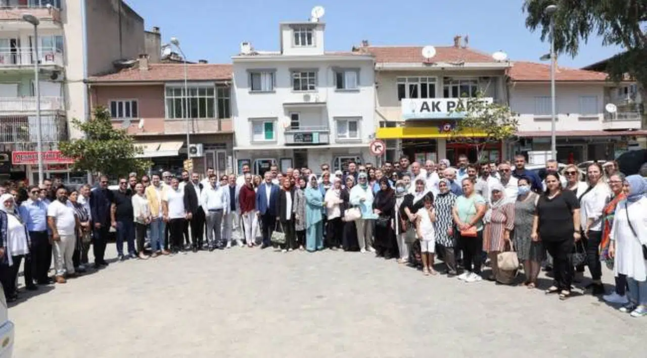 AK Parti İzmir’den 40 derece sıcakta Tire turu