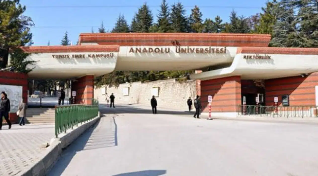 Anadolu Üniversitesi yönetimi personelin 'etek boyu'na takıldı