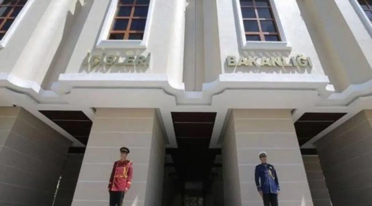Bakanlıktan yönetmelik değişikliği: Bayanlar saç modelleri ve renklerinde abartıya kaçamaz