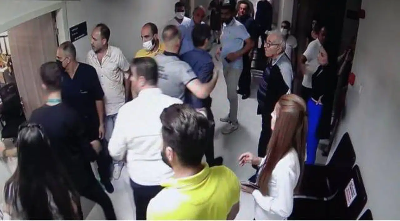 'Beynimdeki çipi çıkart' dedi, doktora silah çekip darp etti