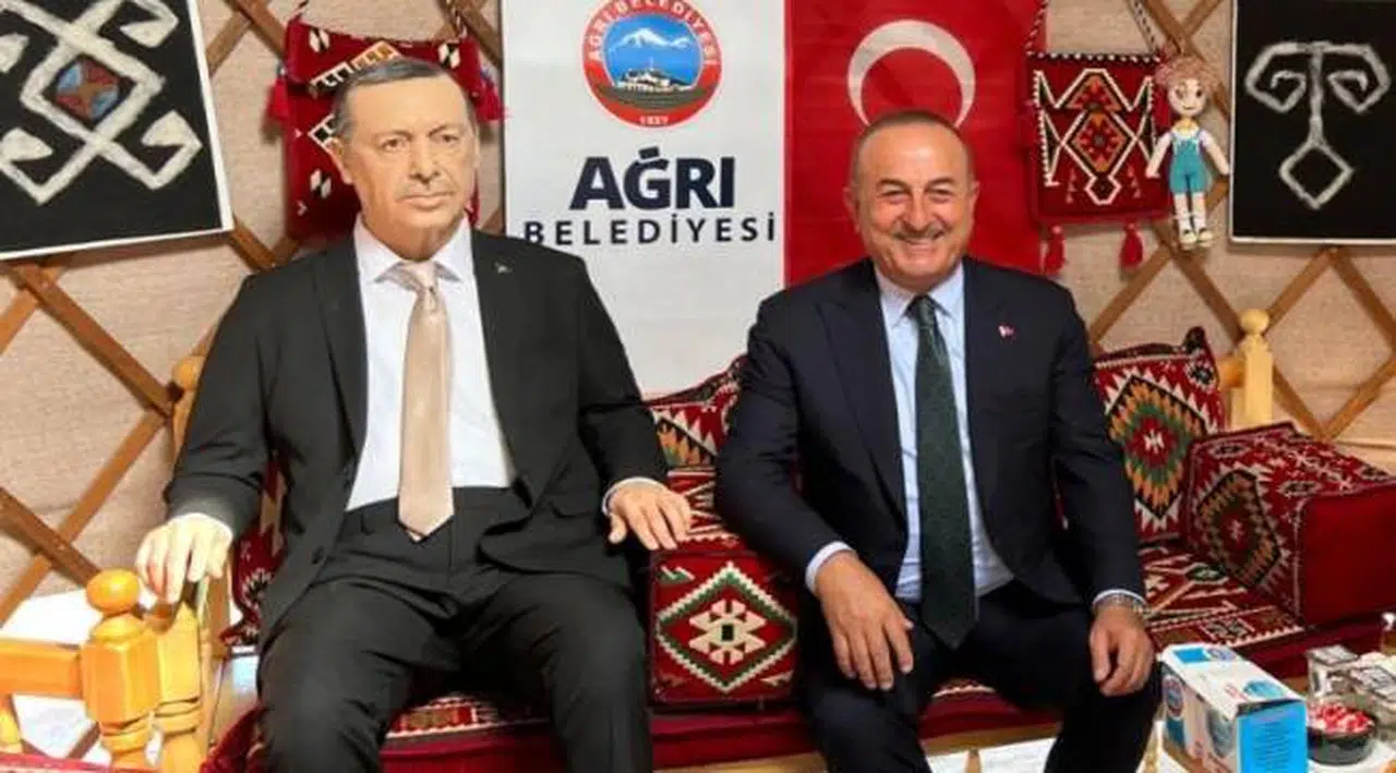 Çavuşoğlu'ndan Erdoğan maketi ile poz