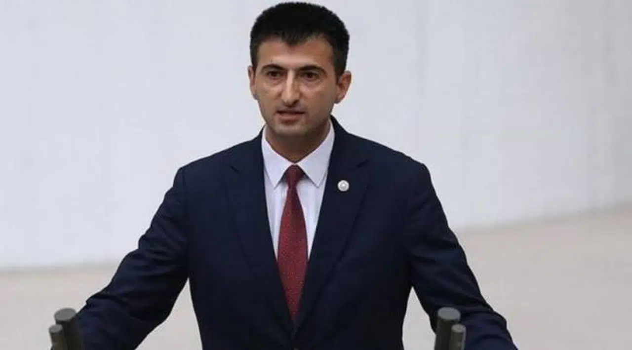 Çelebi'nin eşi AKP'nin kaldırdığı TC ibaresini isminin önüne koymuş