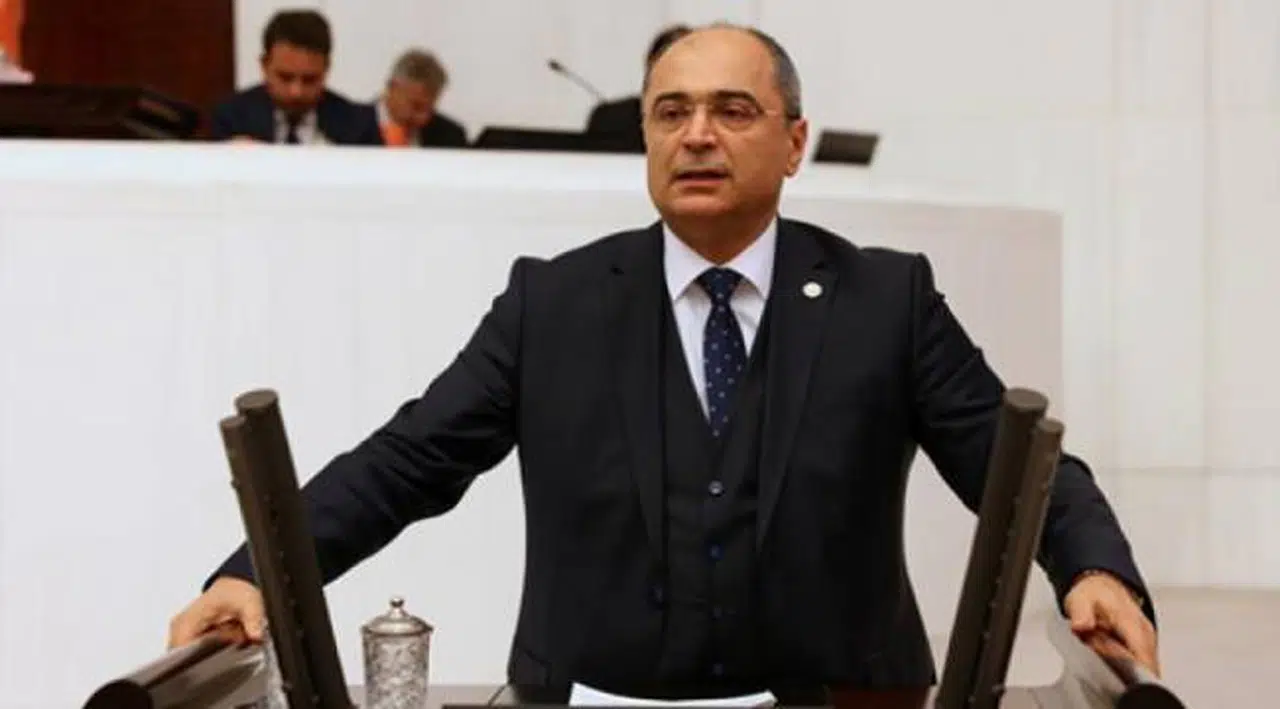 Cumhuriyet yazarından Devrim kanuna 'kadük' diyen CHP'li vekile: Dönek solculuk, liberal aymazlık