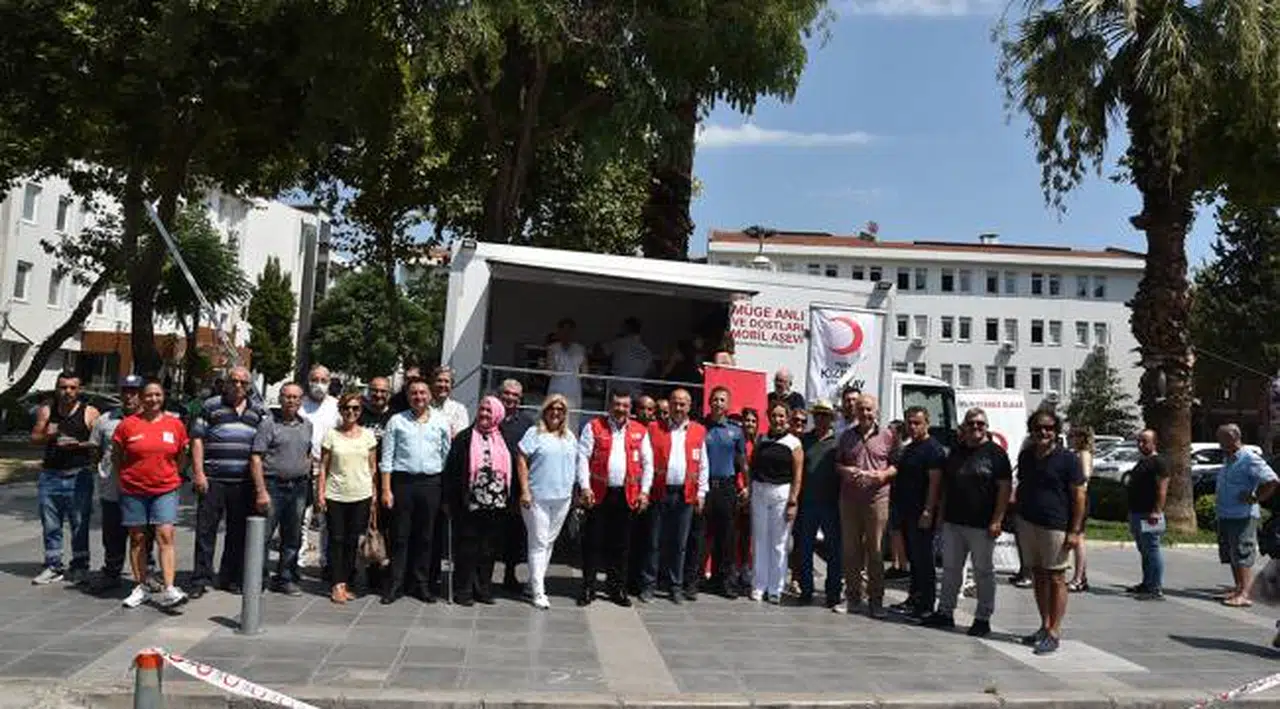 Kızılay Karşıyaka  1500 Kişiye Aşure Dağıttı