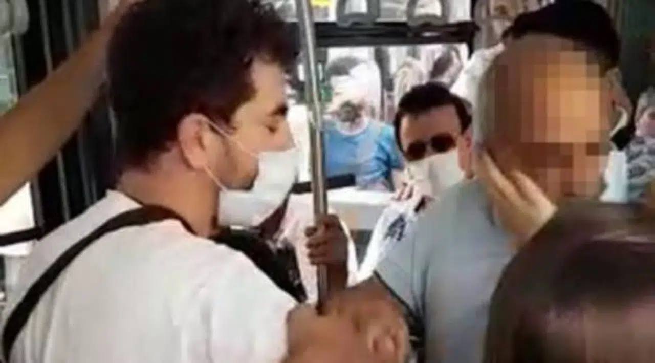 Metrobüste fotoğrafını çeken tacizciye tokat attı