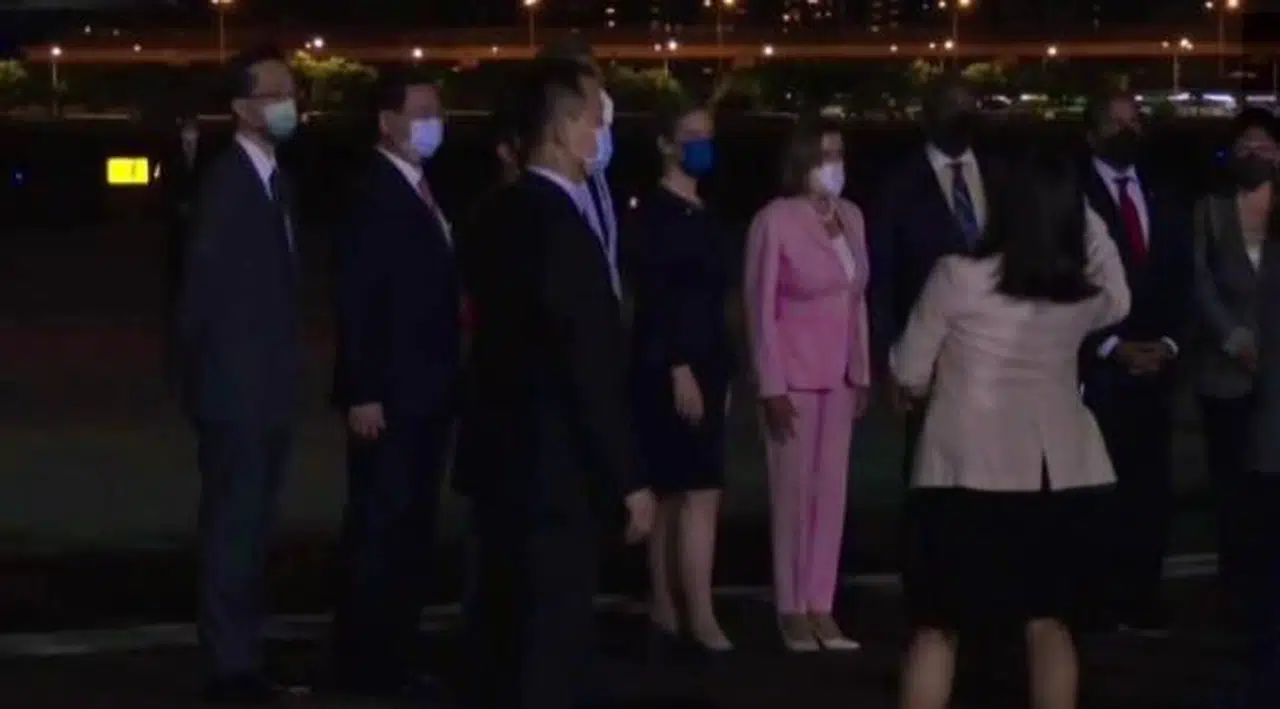 Pelosi'nin uçağı Tayvan'a indi: 'ABD seyirci kalmayacak'