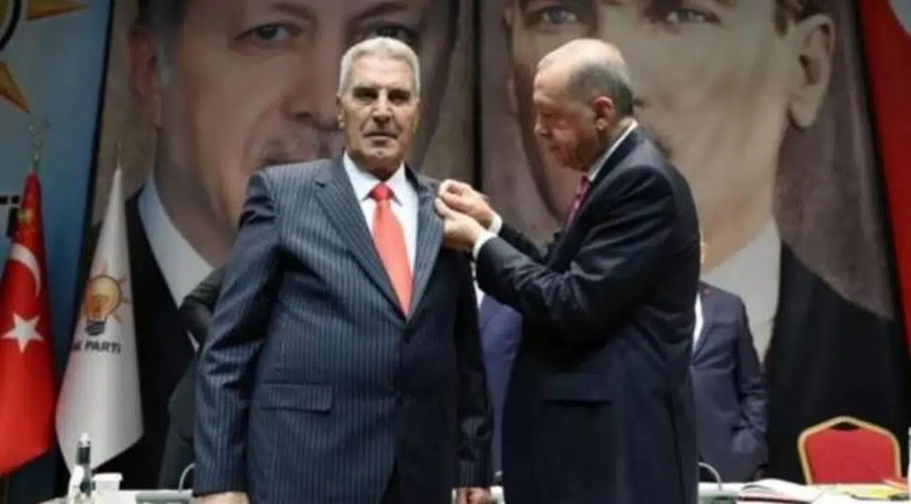 Saadet Partisi'nden seçilen belediye başkanı AKP'ye katıldı