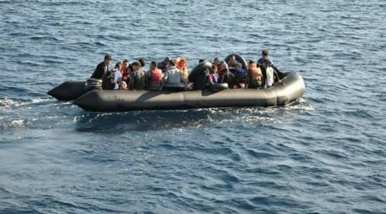 Seferihisarda 17 göçmen ekiplerce kurtarıldı